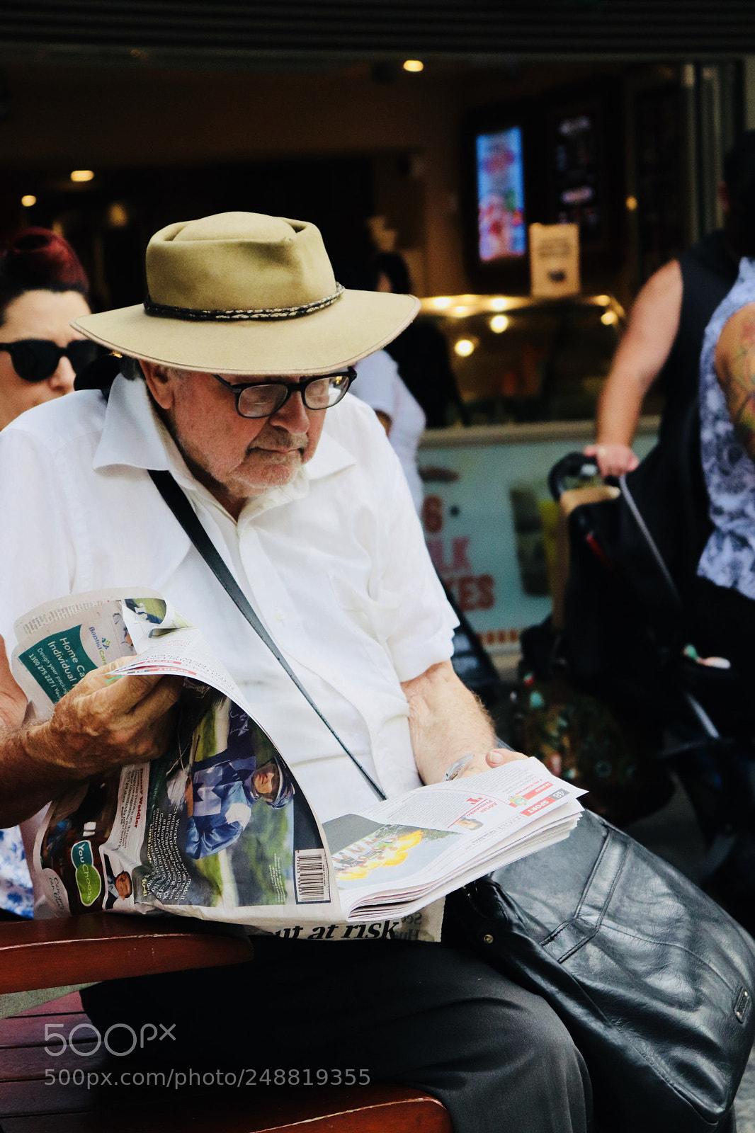 Canon EOS 200D (EOS Rebel SL2 / EOS Kiss X9) sample photo. Old man and newspaper photography