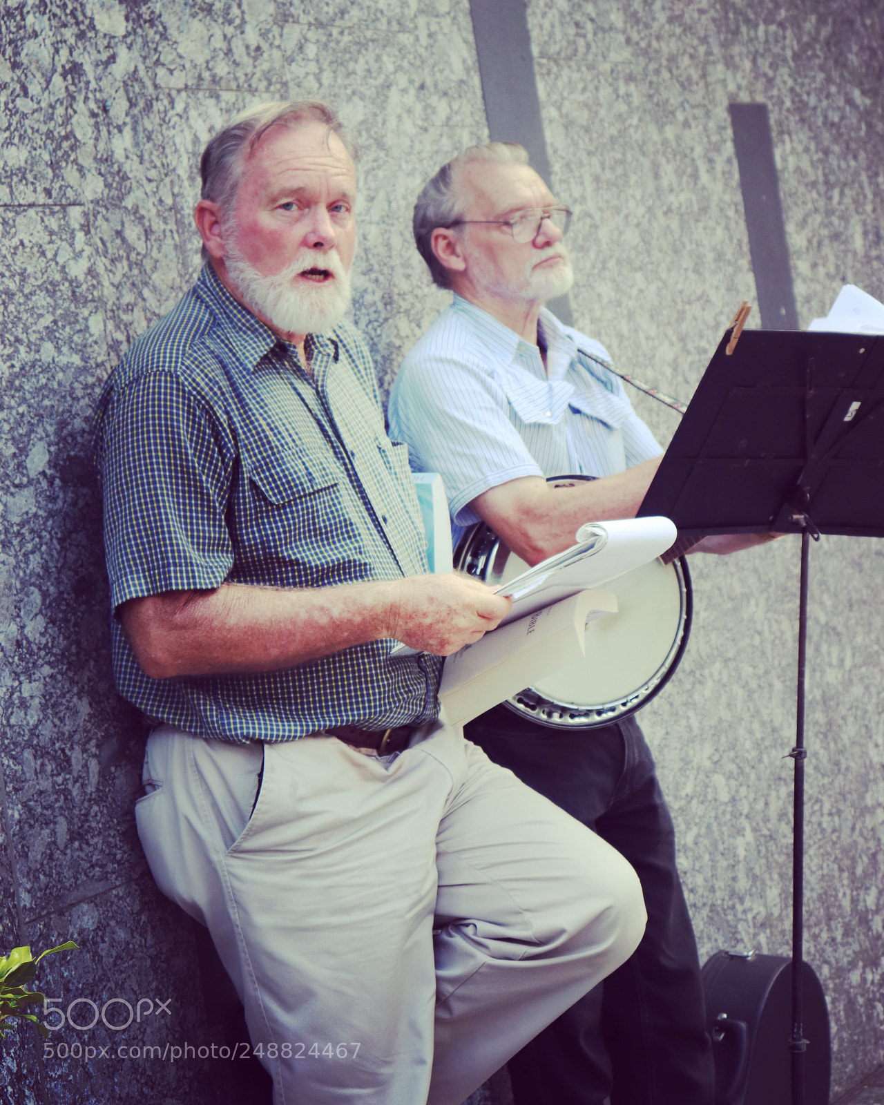 Canon EOS 200D (EOS Rebel SL2 / EOS Kiss X9) sample photo. Old man and busking photography