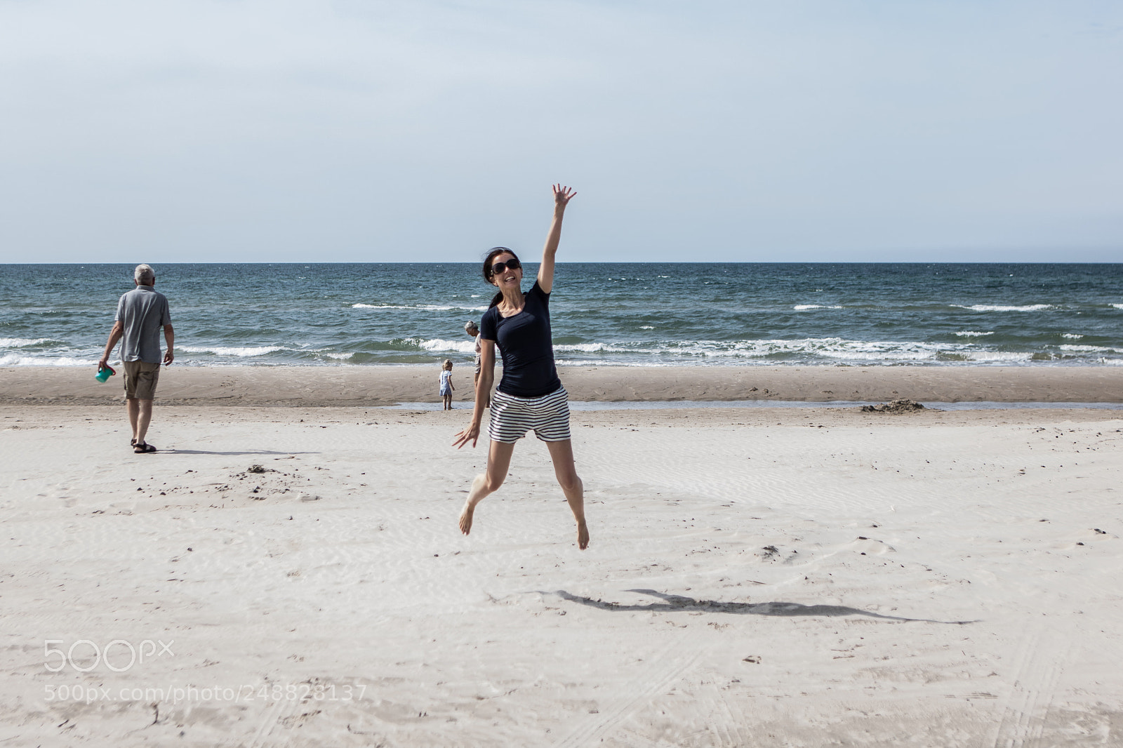 Canon EOS 750D (EOS Rebel T6i / EOS Kiss X8i) sample photo. Flying on the beach photography