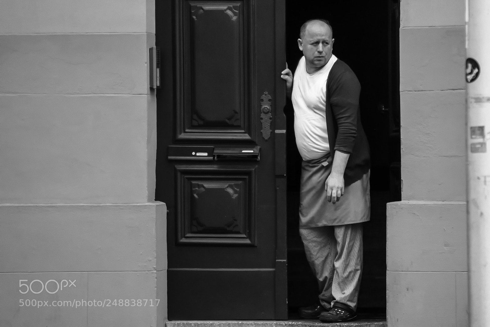 Sony a7 II sample photo. Mann vor pizzeria (von ) () photography