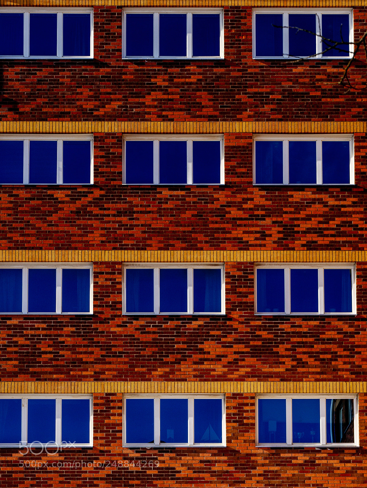 Panasonic Lumix DMC-GX85 (Lumix DMC-GX80 / Lumix DMC-GX7 Mark II) sample photo. Bricks and windows photography