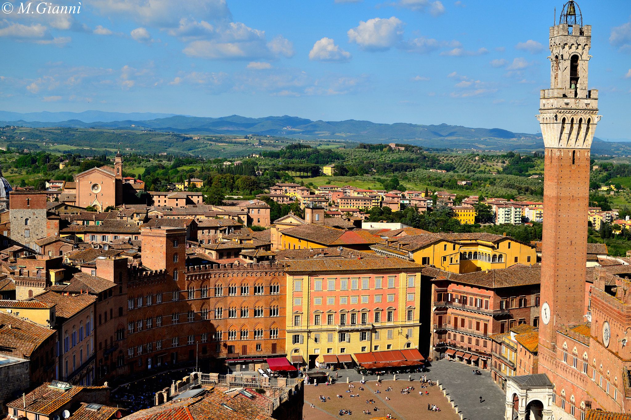 Nikon D3100 + Nikon AF-S DX Nikkor 35mm F1.8G sample photo. Top of siena photography