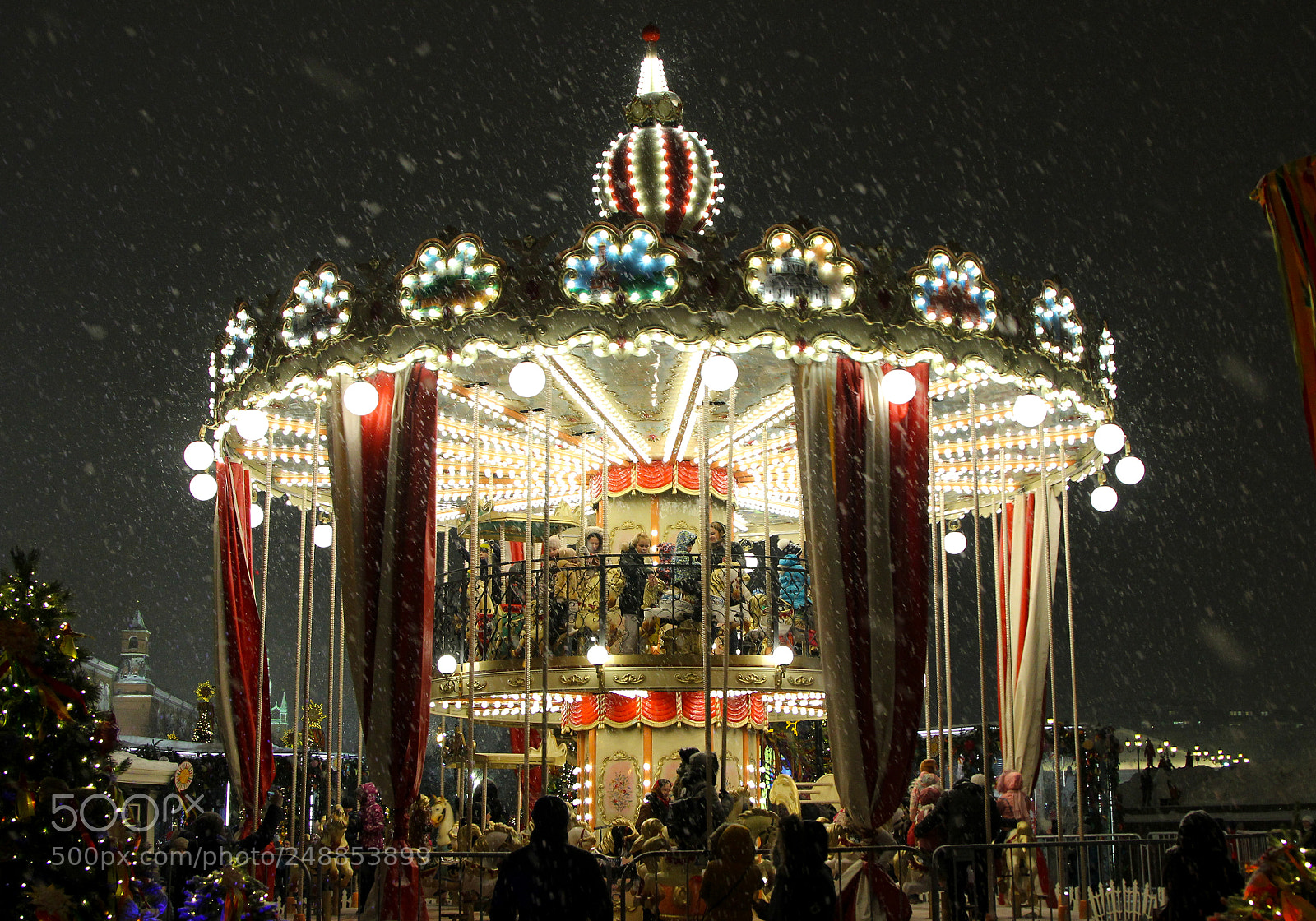 Canon EOS 600D (Rebel EOS T3i / EOS Kiss X5) sample photo. Merry go round photography