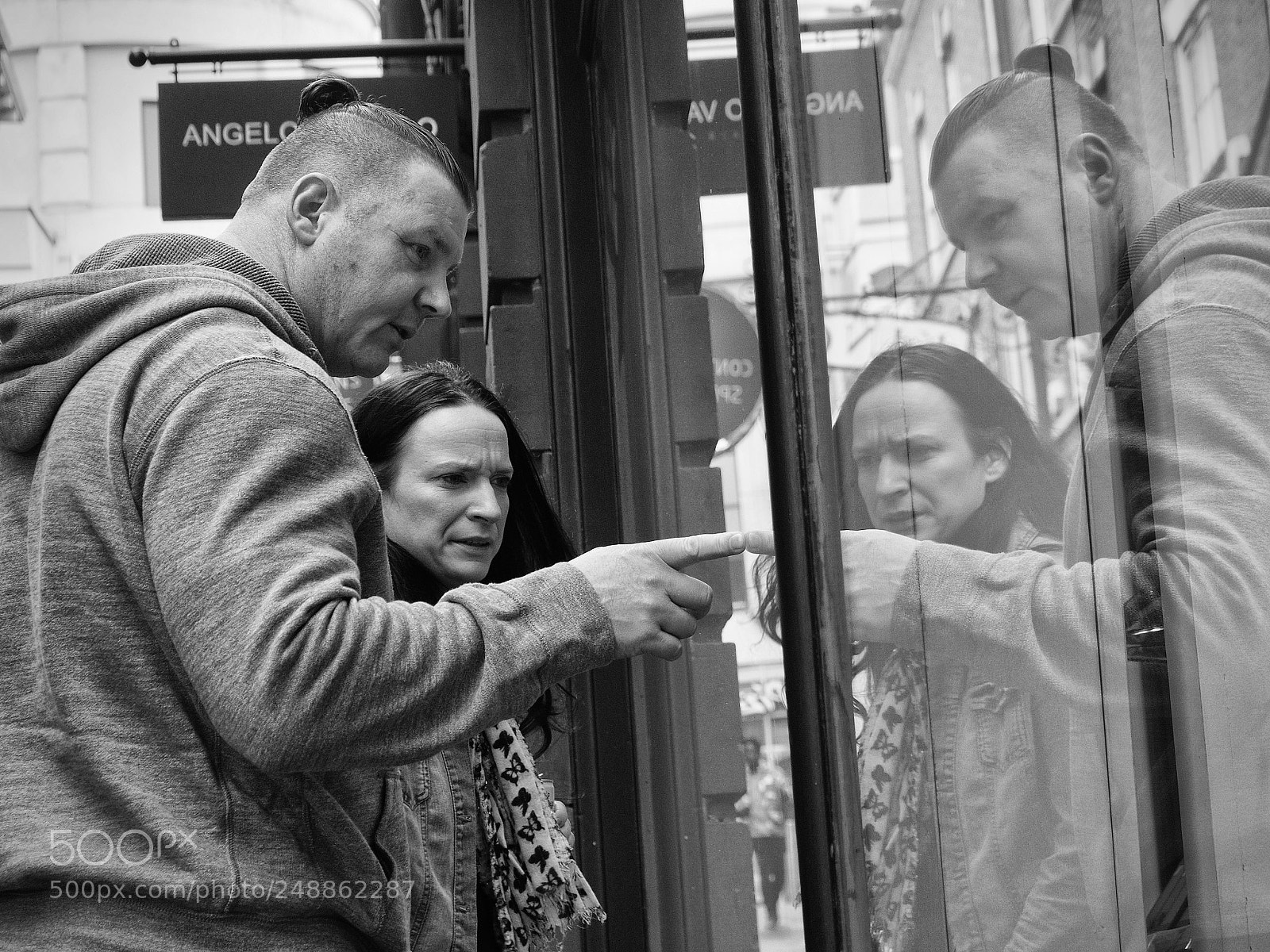 Olympus PEN E-PL7 sample photo. Window shopping photography