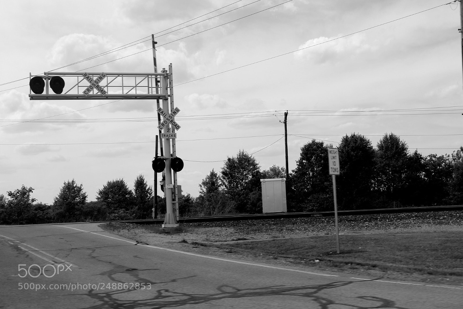 Canon EOS 600D (Rebel EOS T3i / EOS Kiss X5) sample photo. Black and white road photography