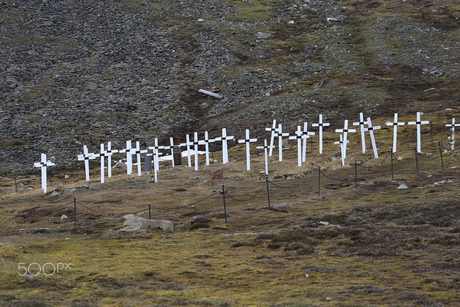 Canon EF 70-300mm F4-5.6L IS USM sample photo. Longyearbyen cemetery photography