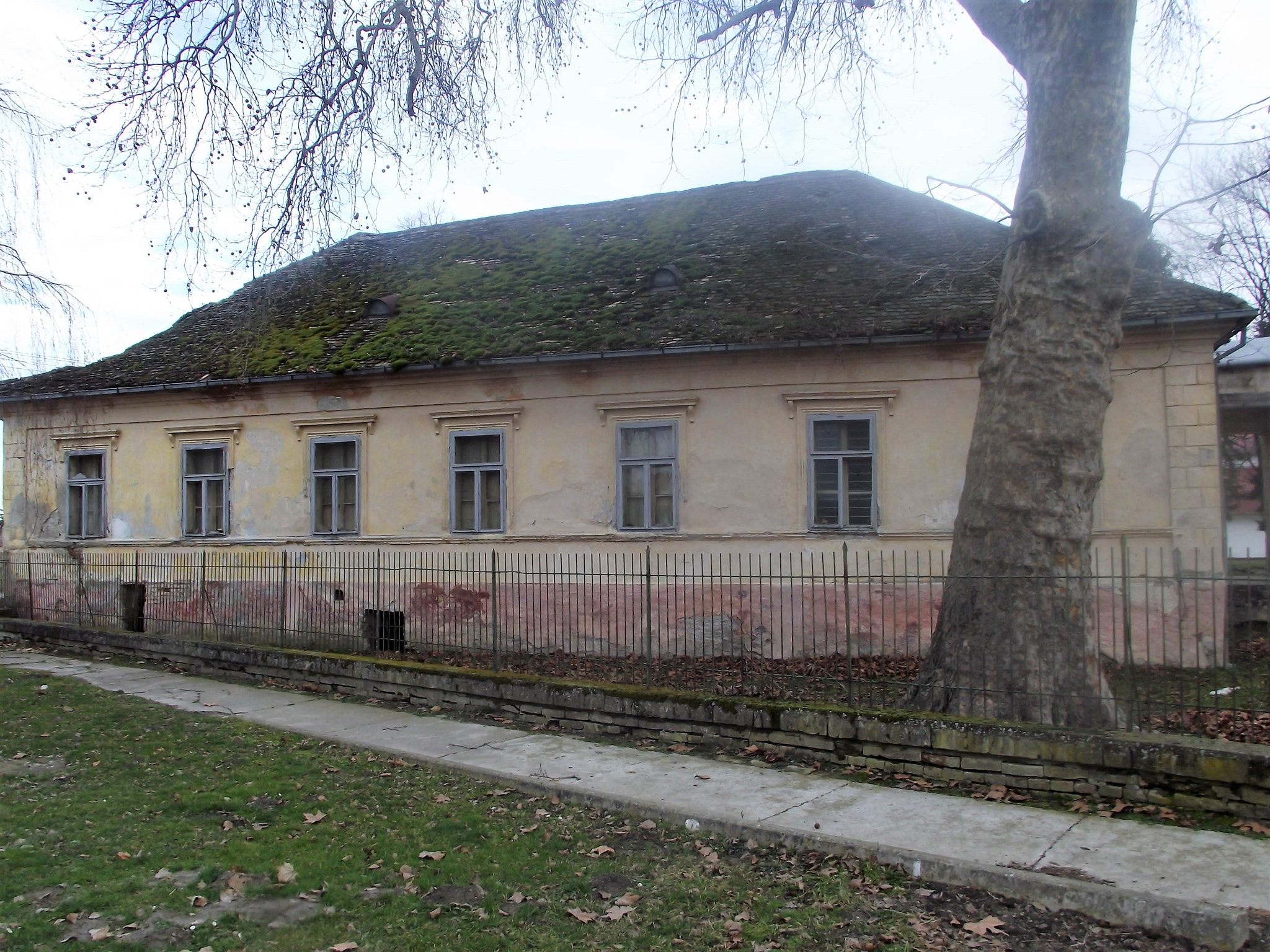 FujiFilm FinePix S2800HD (FinePix S2900HD) sample photo. Stara skola photography