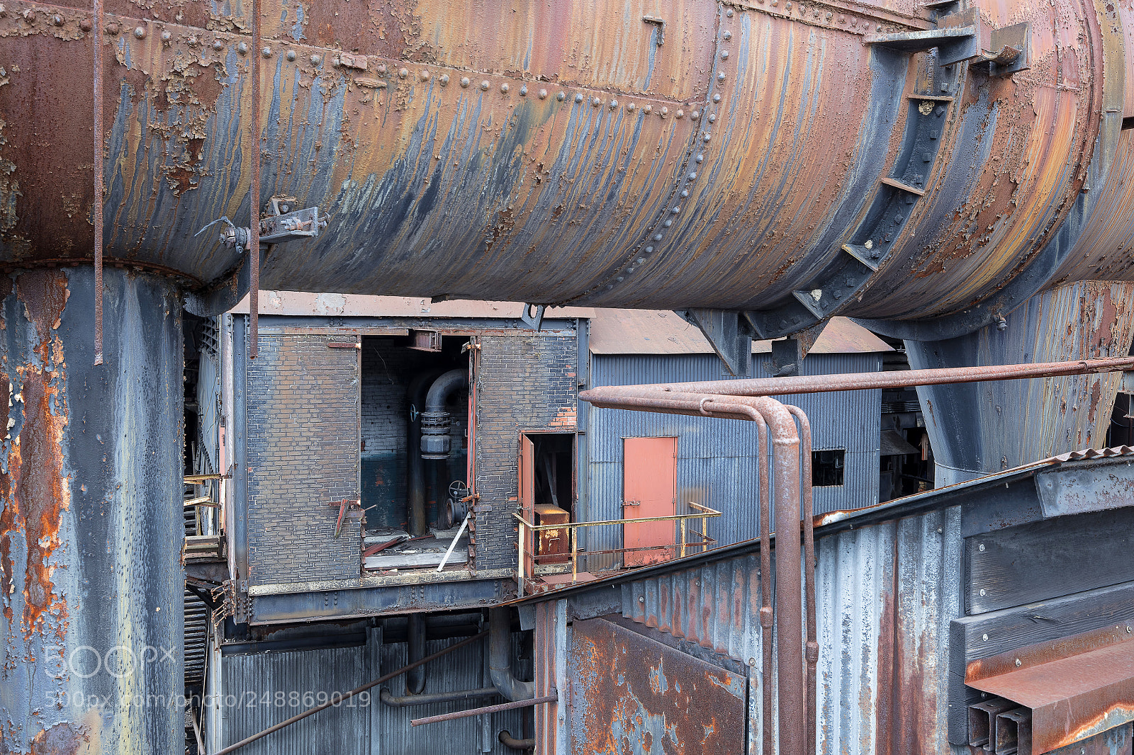 Canon EOS 5DS sample photo. Rusted doors photography
