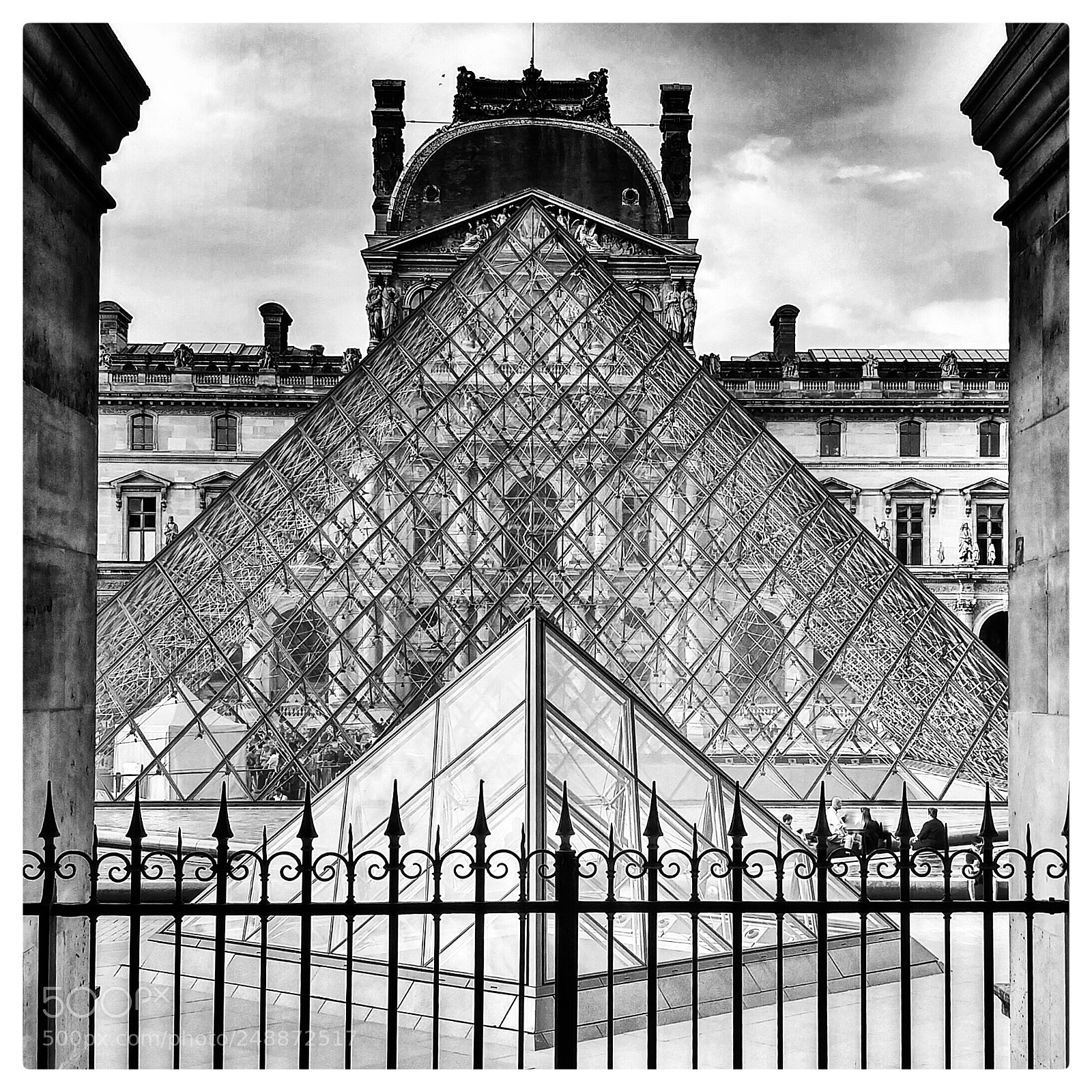 LG G4 sample photo. Louvre photography
