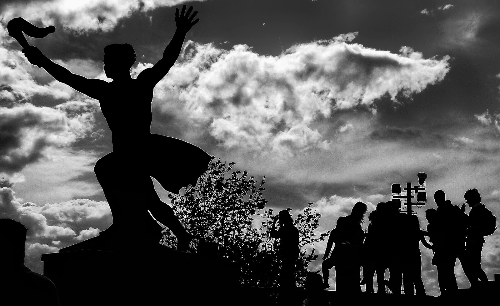 Sony DSC-T100 sample photo. Olympic statue and film crew, budapest photography