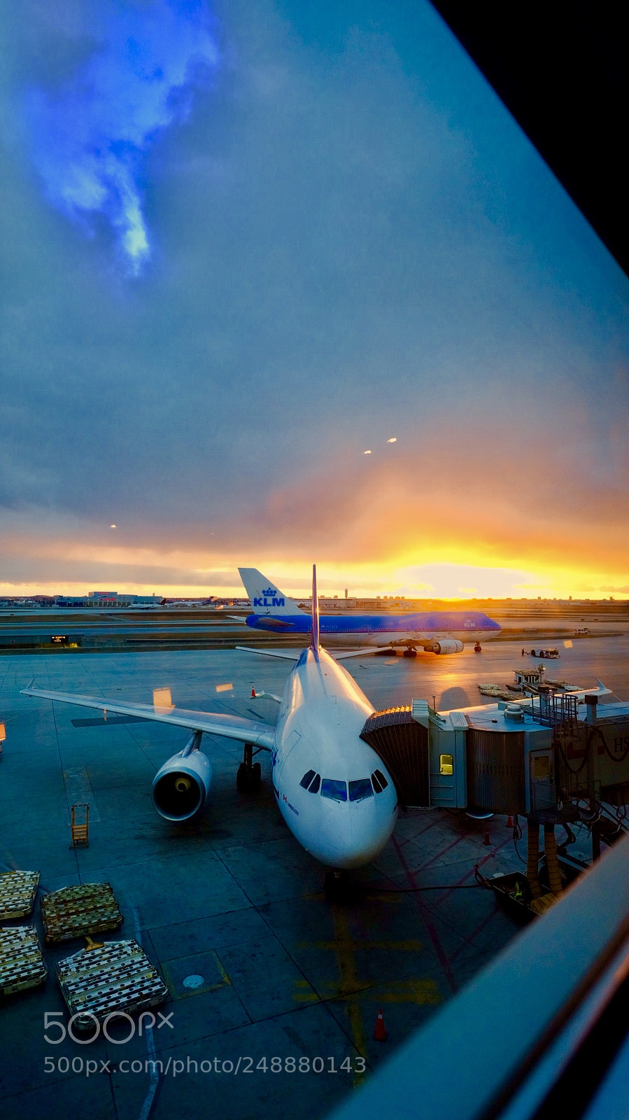 Fujifilm GFX 50S sample photo. Sunset of toronto airport photography