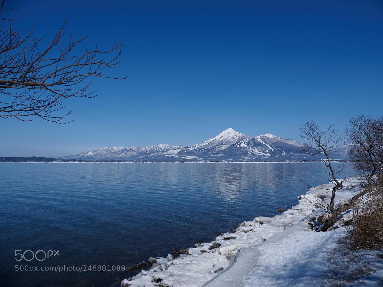 Olympus OM-D E-M10 II sample photo. Inawashiro lake and mt photography
