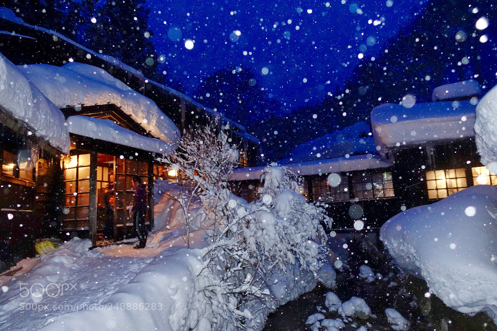 Sony Cyber-shot DSC-RX100 IV sample photo. 温泉郷の雪夜 photography