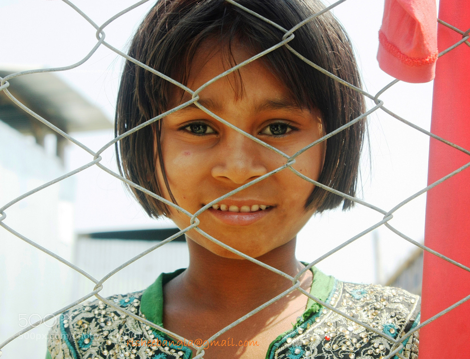 Canon EOS 450D (EOS Rebel XSi / EOS Kiss X2) sample photo. The refugee girl photography