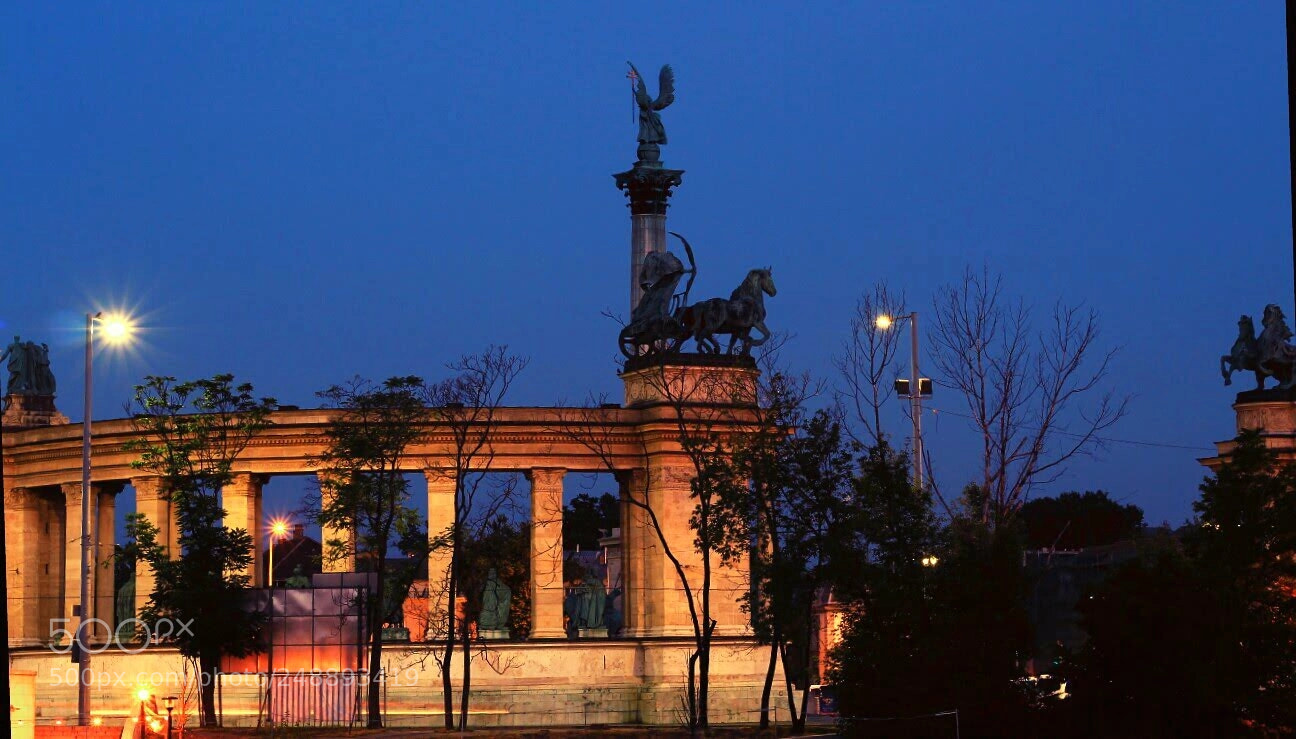 Canon EOS 700D (EOS Rebel T5i / EOS Kiss X7i) sample photo. Heroes square photography