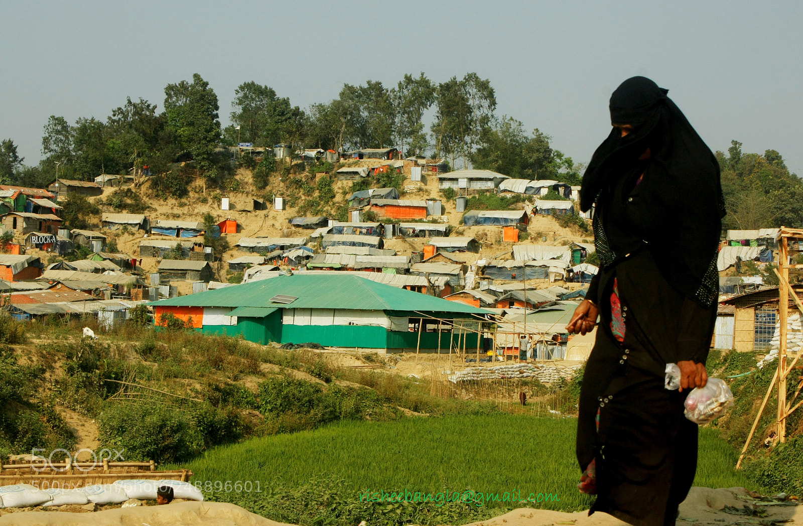 Canon EOS 450D (EOS Rebel XSi / EOS Kiss X2) sample photo. The refugee women photography