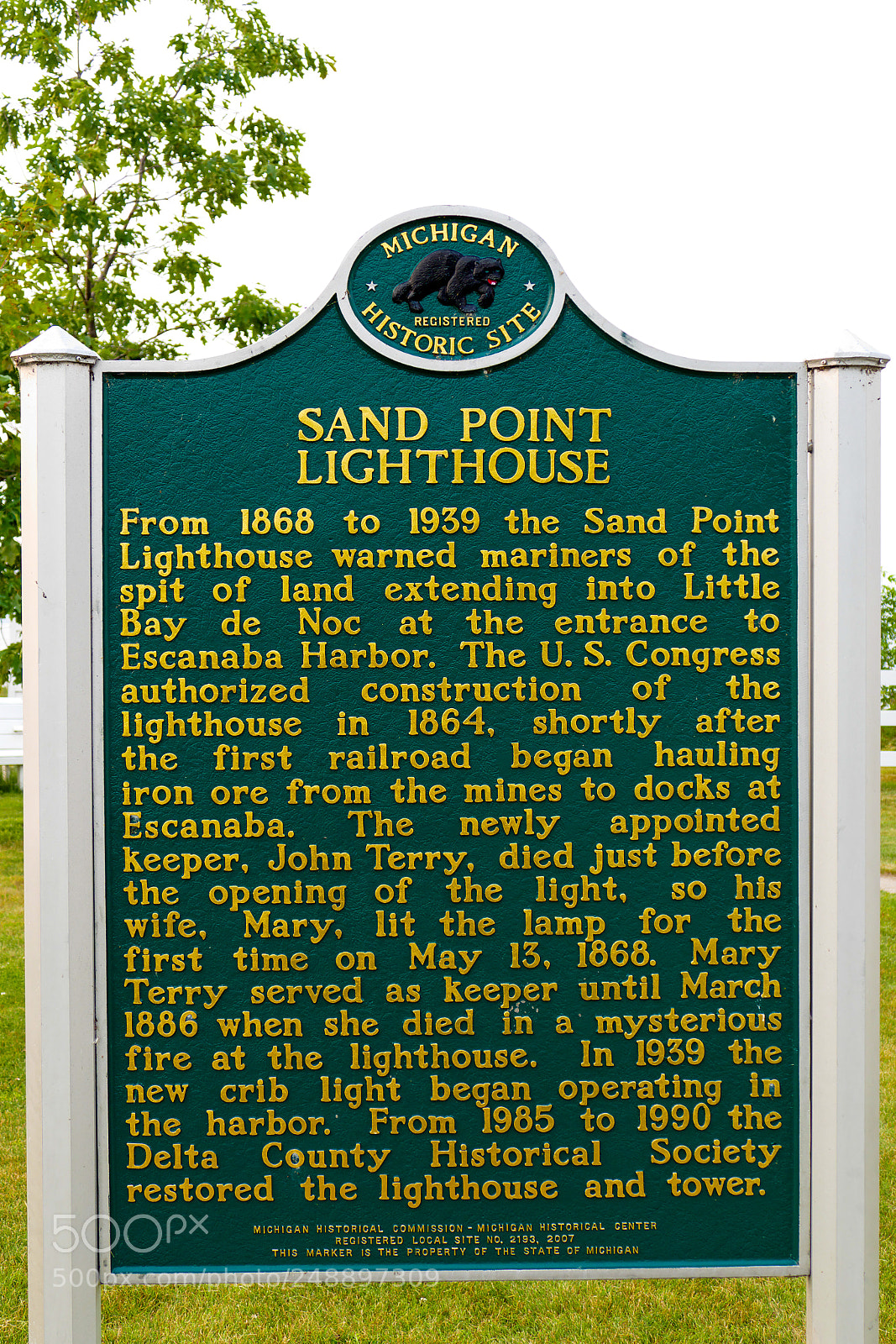 Panasonic Lumix DMC-FZ1000 sample photo. Sand point lighthouse plaque photography