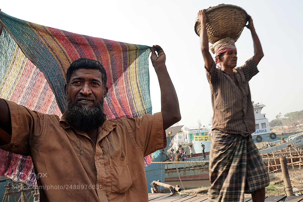Sony a6000 sample photo. Workers unloading boats in photography