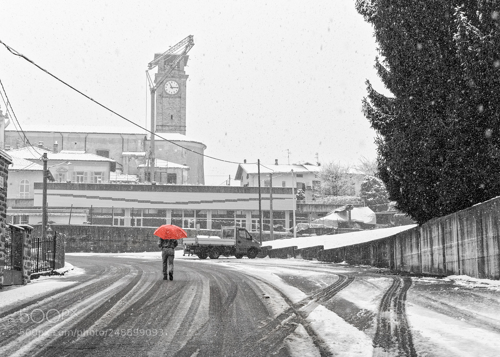 Panasonic Lumix DMC-GX85 (Lumix DMC-GX80 / Lumix DMC-GX7 Mark II) sample photo. Urban people man, umbrella photography