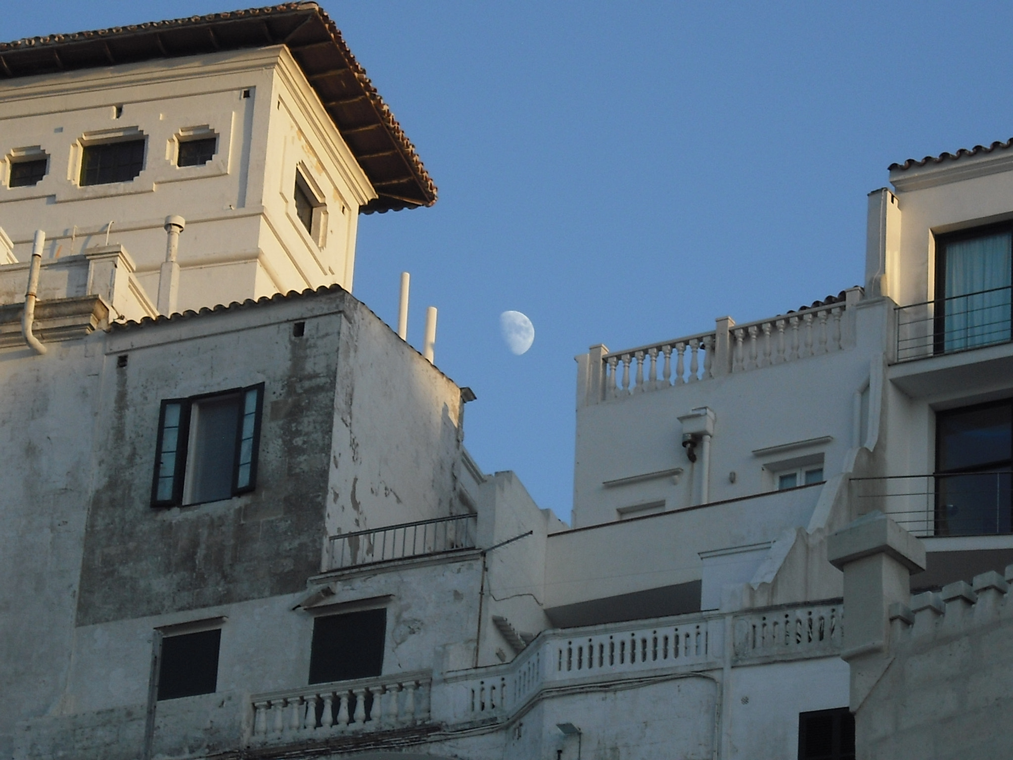 Fujifilm FinePix J10 sample photo. Half moon over the old roofs photography