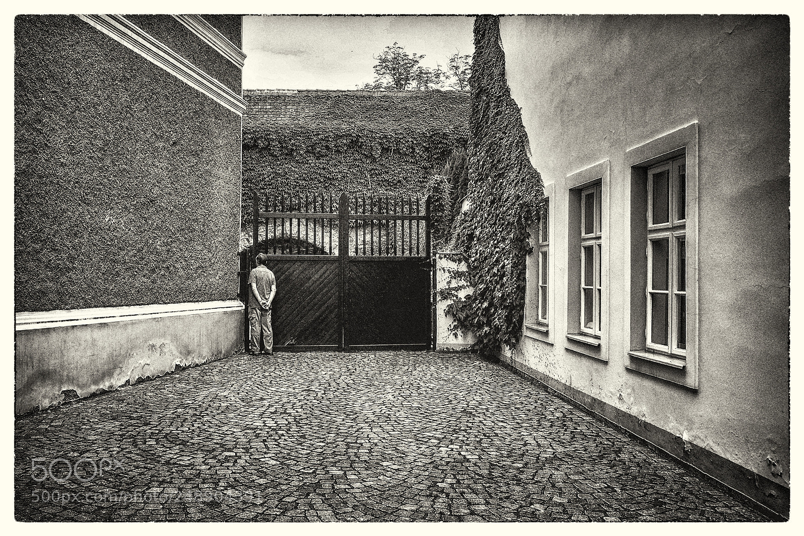 Fujifilm X-E1 sample photo. Behind the doors photography