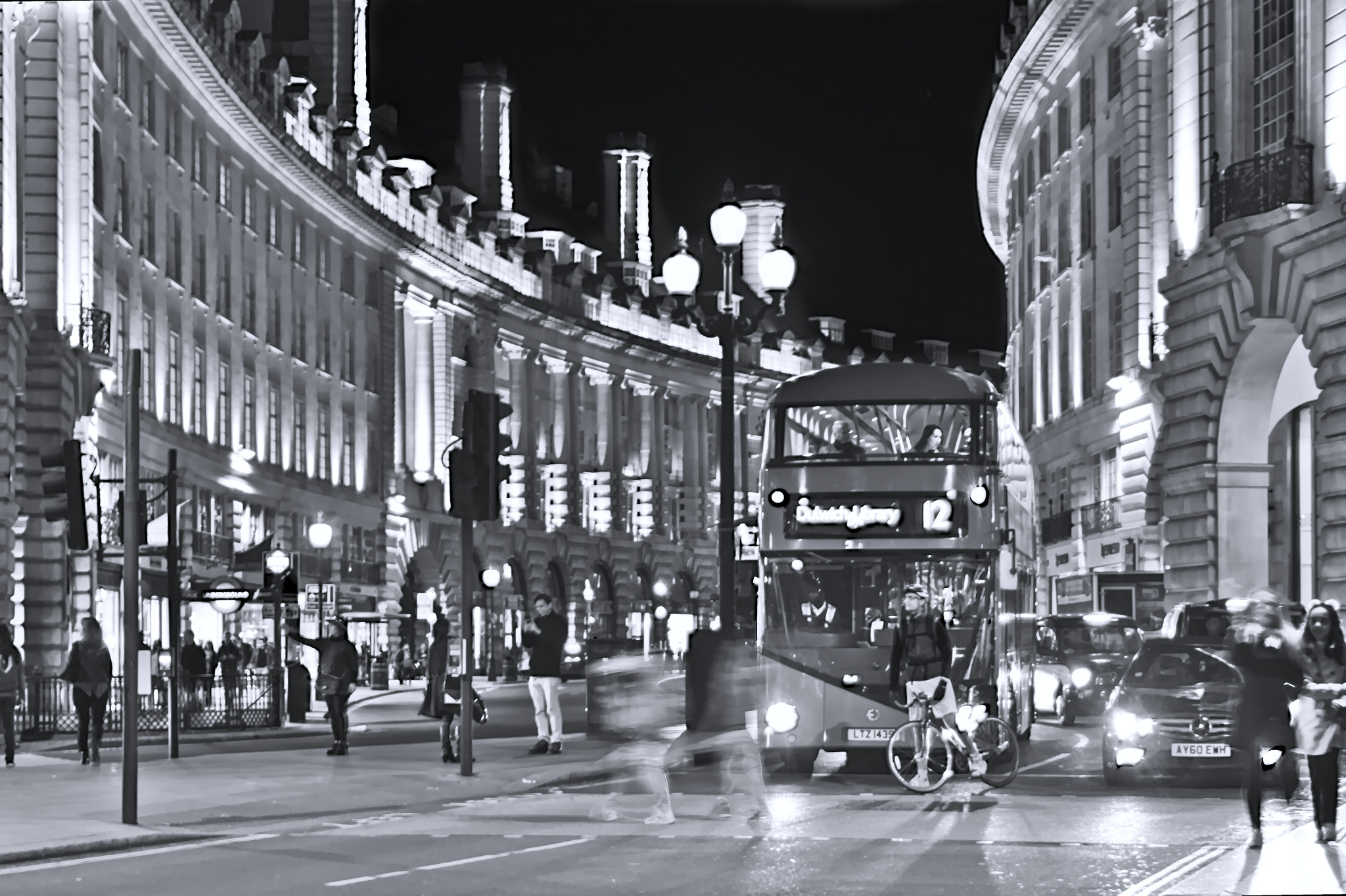 Canon EOS 600D (Rebel EOS T3i / EOS Kiss X5) + Canon EF 28-80mm f/3.5-5.6 sample photo. Piccadilly by night photography