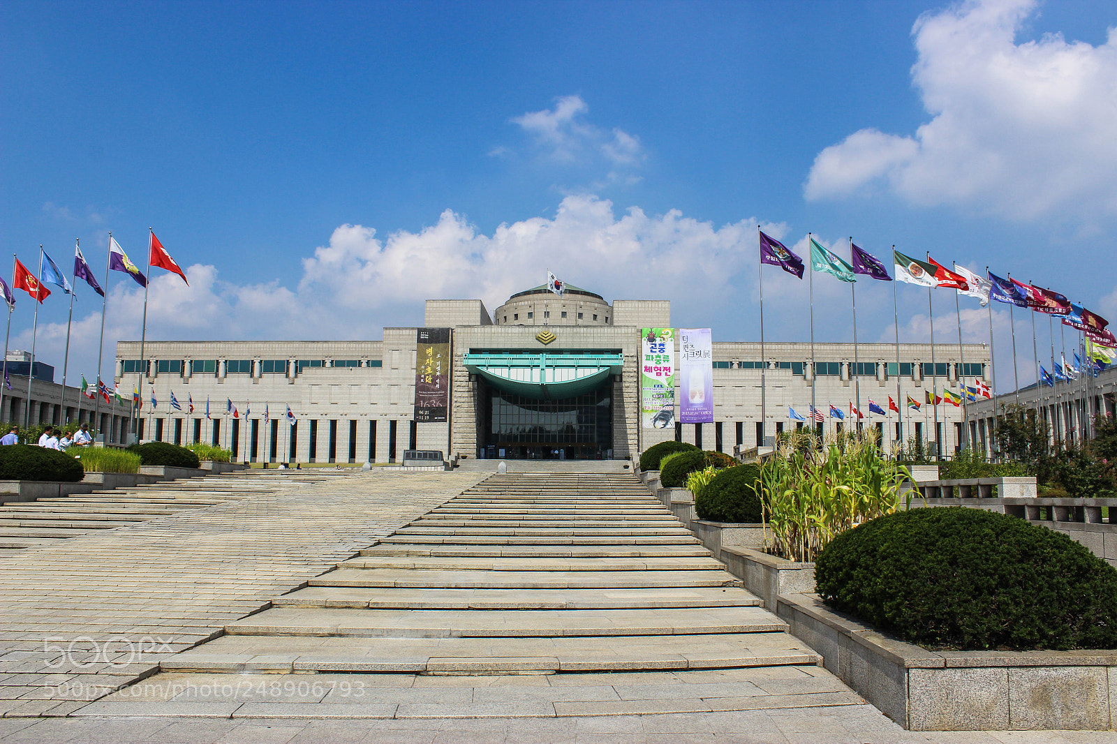 Canon EOS 600D (Rebel EOS T3i / EOS Kiss X5) sample photo. Entrance of war memorial photography