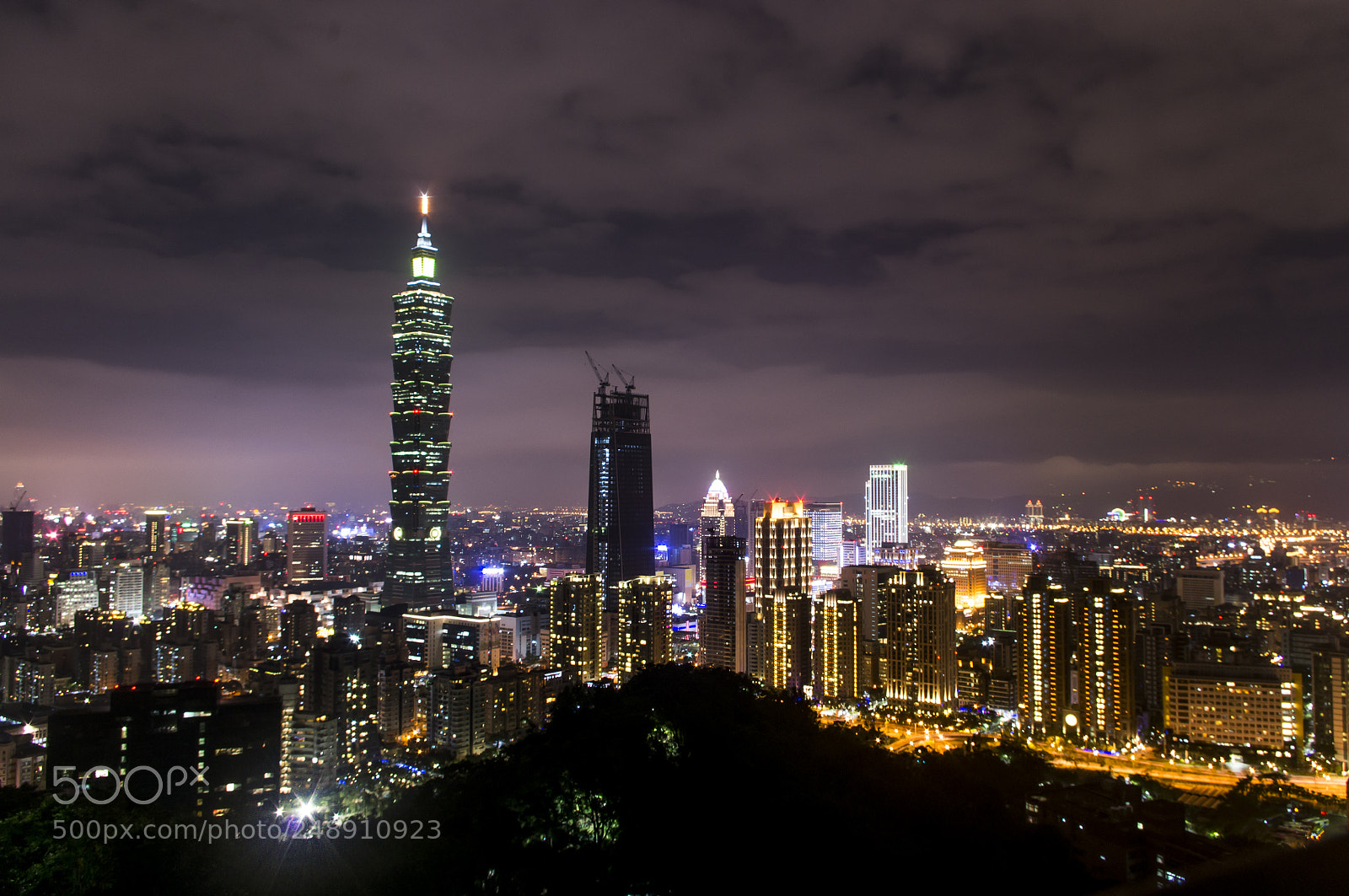 Pentax K-r sample photo. Nightsight taipei 101 tower @xiangshan photography