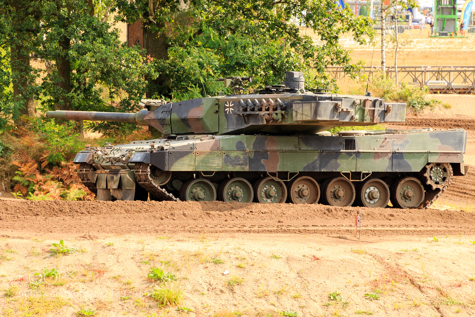 Canon EOS 100D (EOS Rebel SL1 / EOS Kiss X7) sample photo. Leopard ii tank photography