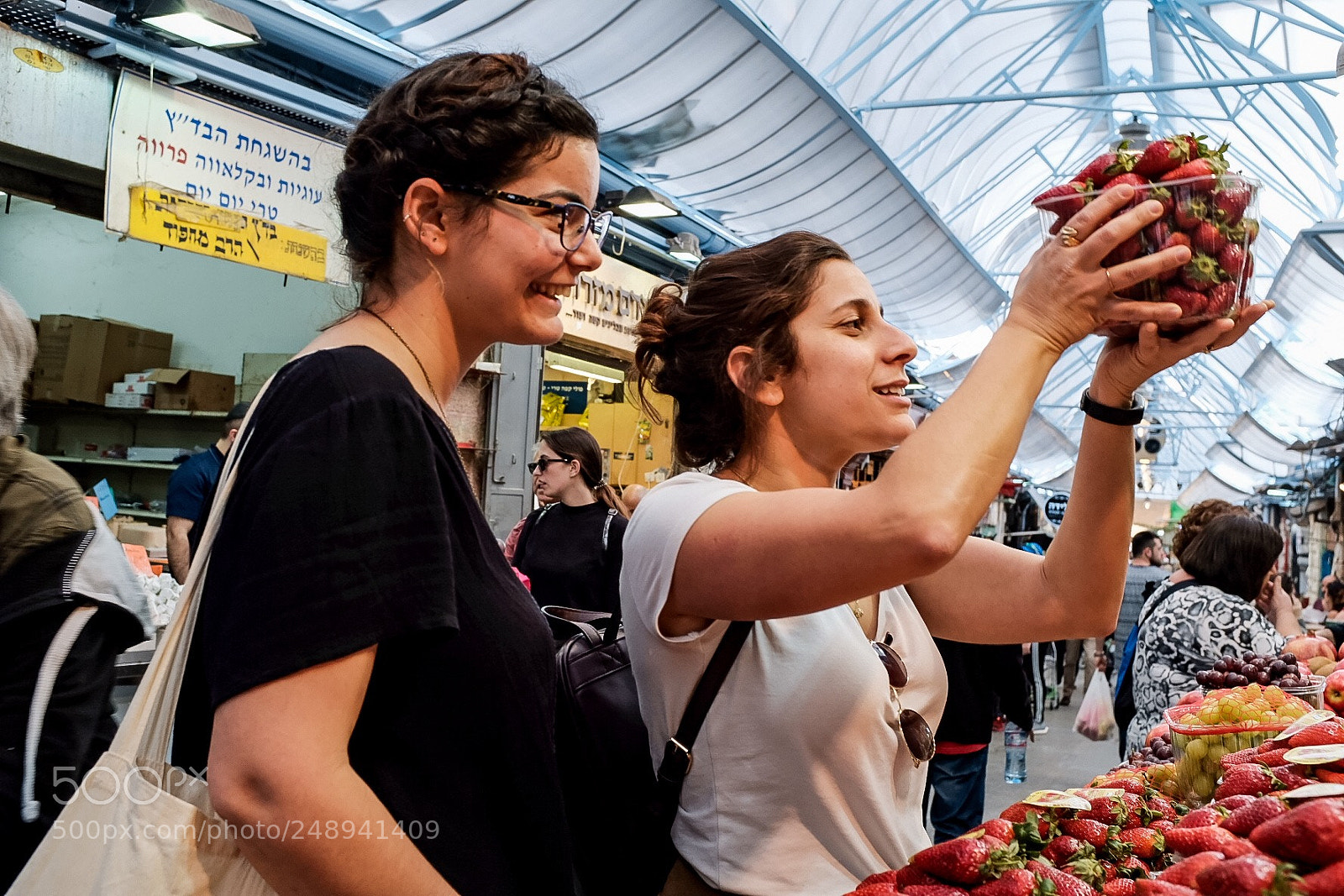 Fujifilm X100F sample photo. Strawberry buyer ii photography