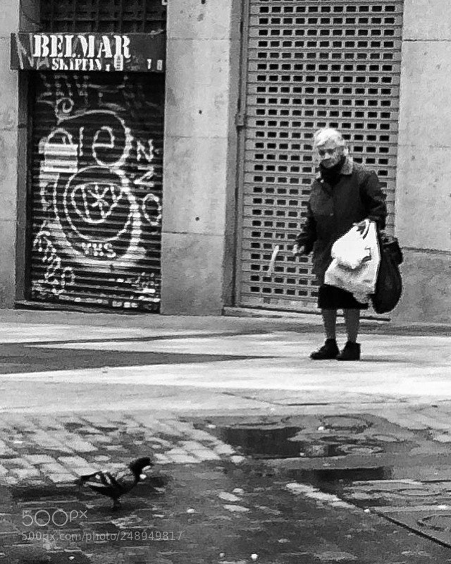 Apple iPhone 5s sample photo. Mujer da de comer photography