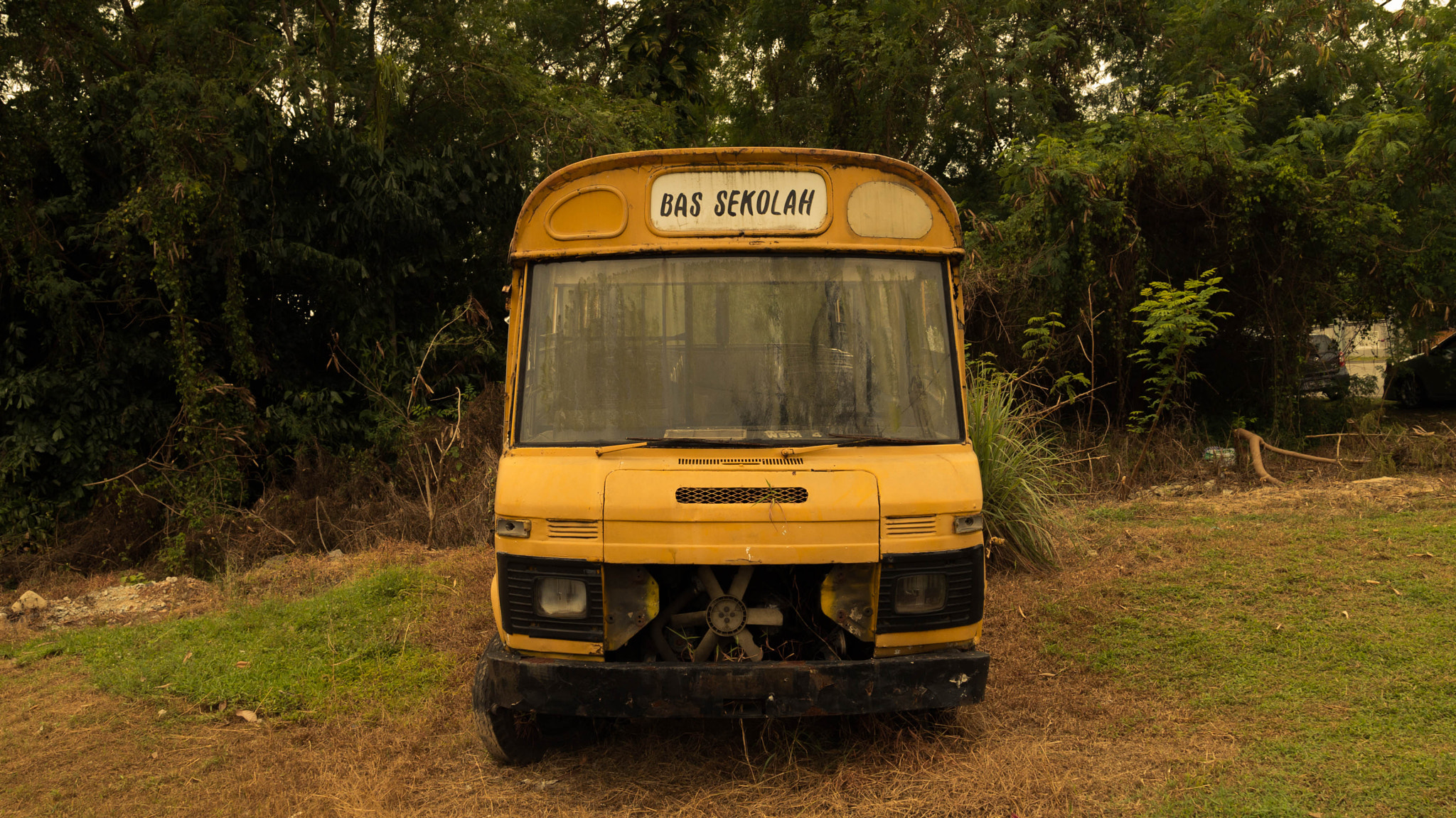 Panasonic Lumix DMC-GF5 sample photo. Abandoned school bus photography