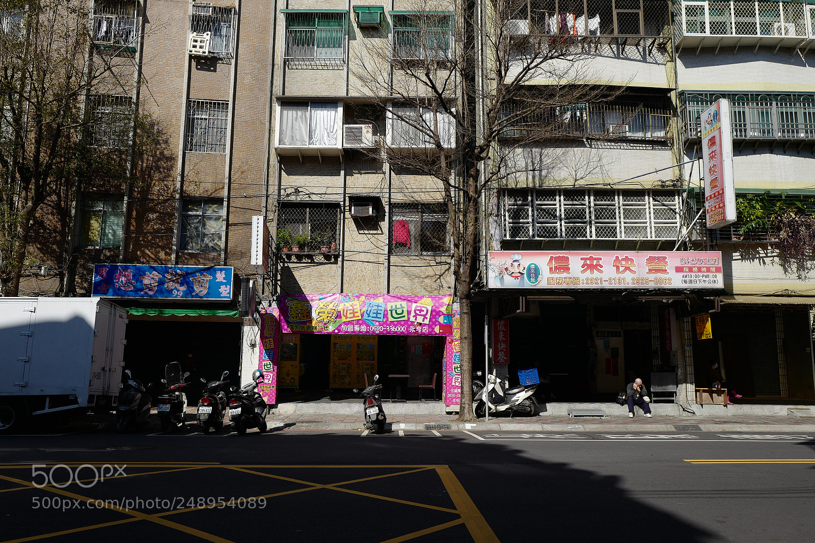 Leica Q (Typ 116) sample photo. 在這一堆破舊的建築下也只有彩色的廣告片牌才略顯生機了 photography