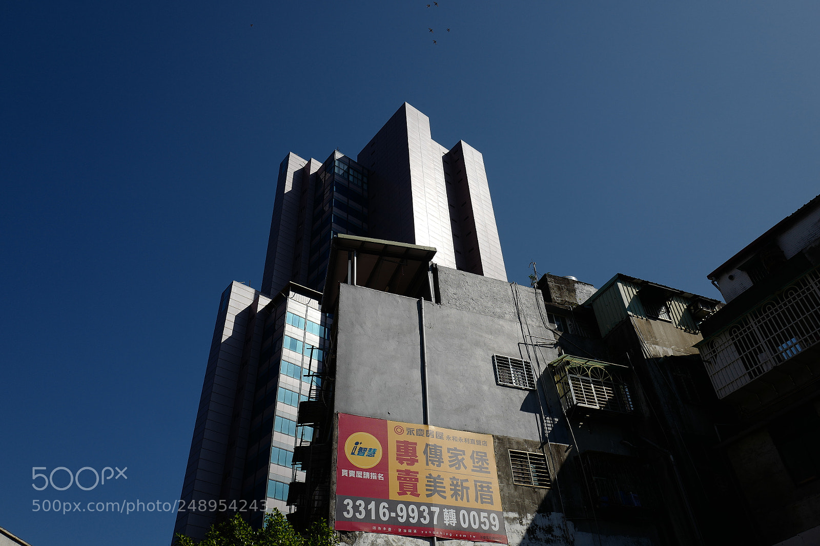 Leica Q (Typ 116) sample photo. 21樓的建築，注意天上隨時盤旋的老鷹，這是幸運的象徵，也是上帝的看護。 photography