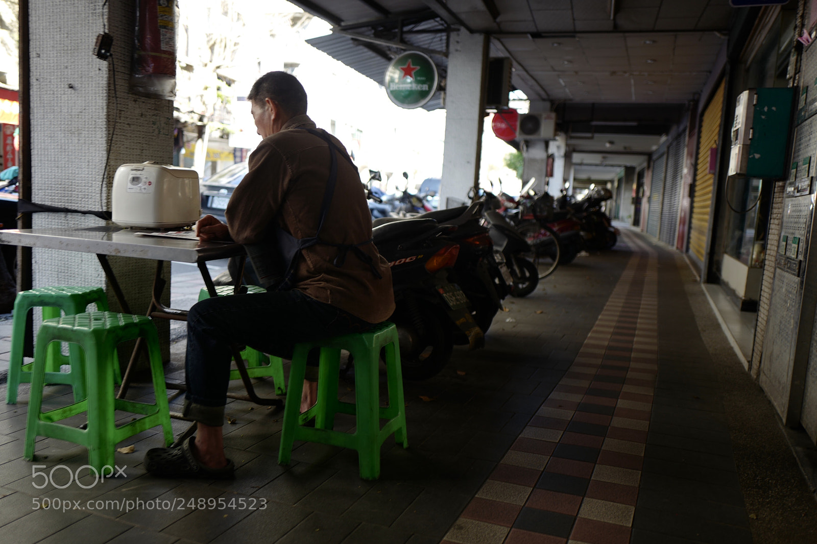 Leica Q (Typ 116) sample photo. 午間間歇的時候，伯伯在看報紙 photography