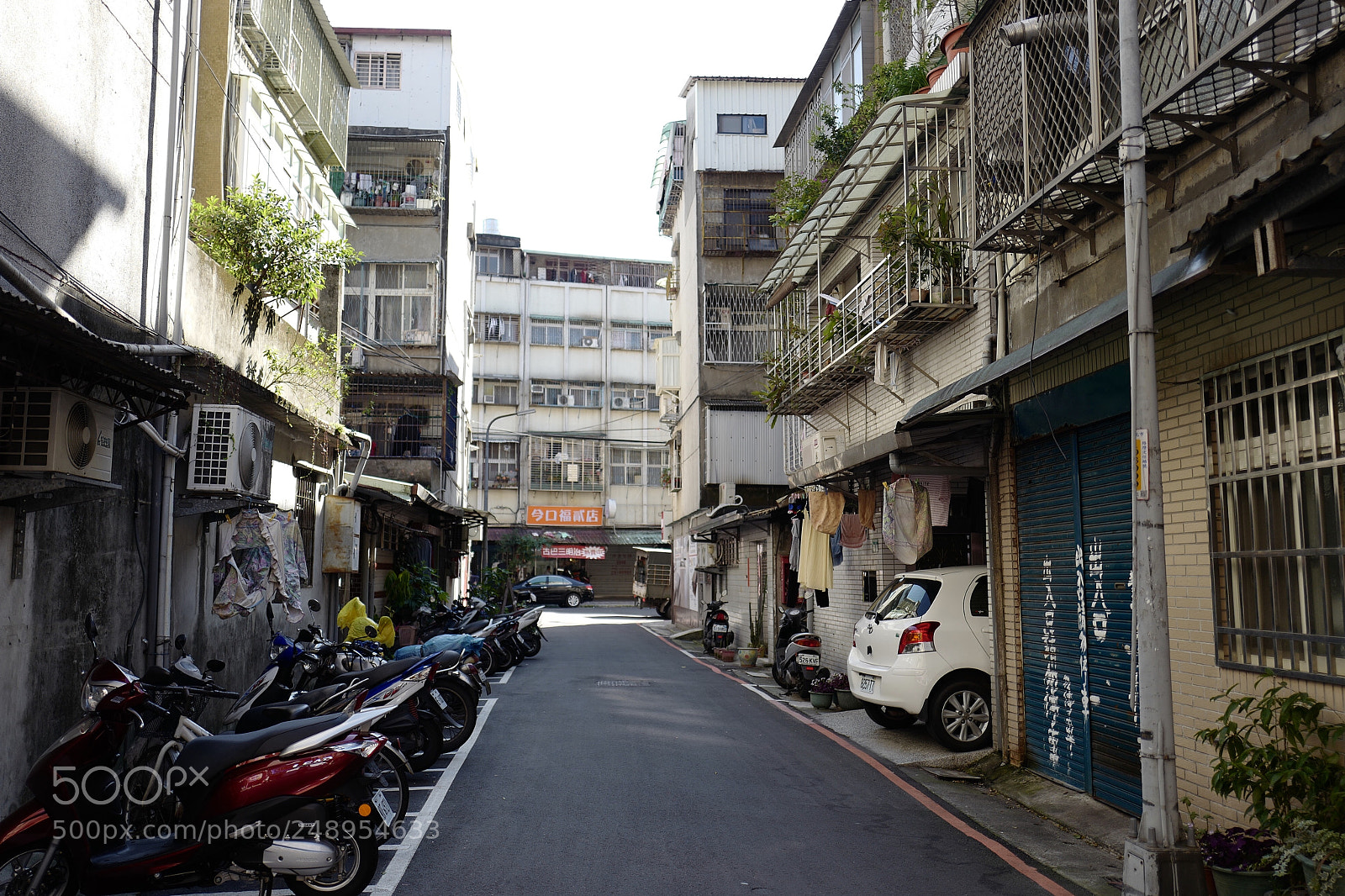 Leica Q (Typ 116) sample photo. 走過 photography