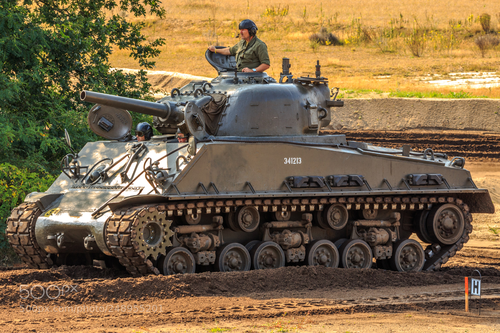 Canon EOS 100D (EOS Rebel SL1 / EOS Kiss X7) sample photo. Sherman tank photography