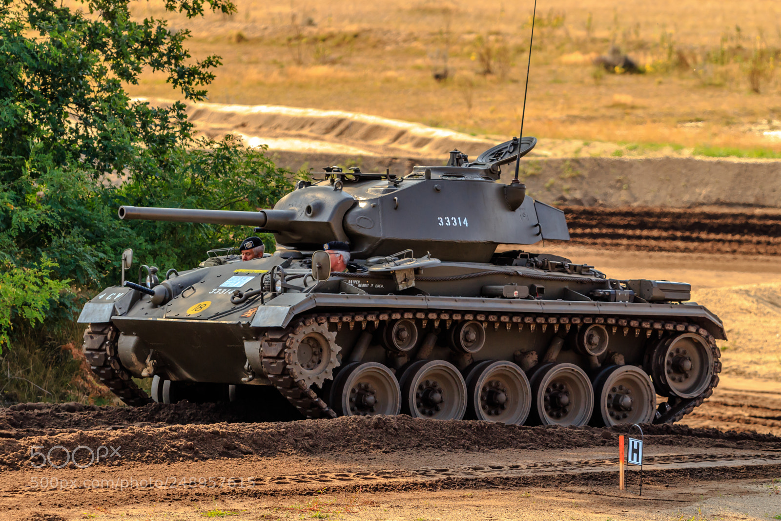 Canon EOS 100D (EOS Rebel SL1 / EOS Kiss X7) sample photo. Chaffee tank photography