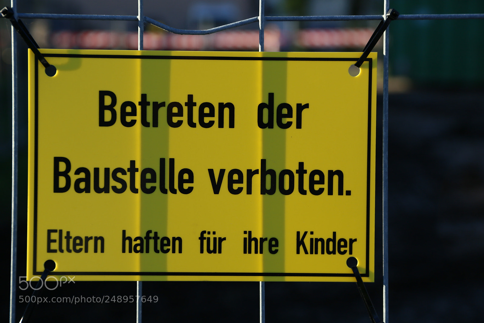 Canon EOS 6D + Canon EF 24-105mm F4L IS USM sample photo. Gelbes schild photography