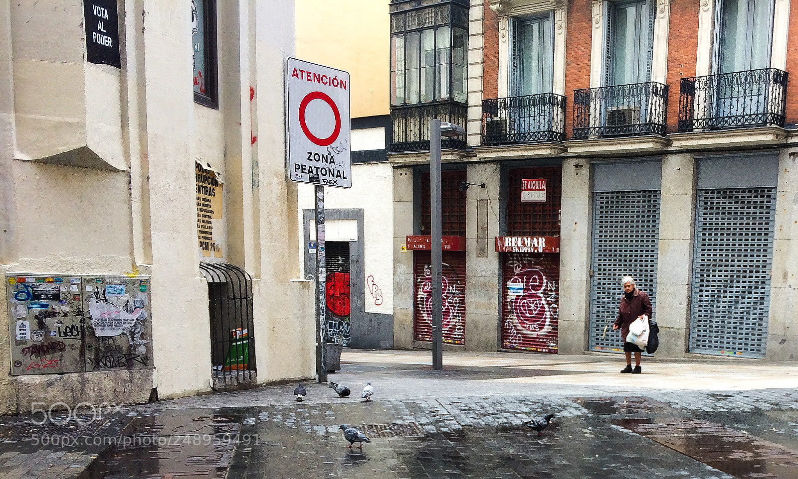 Apple iPhone 5s sample photo. Mujer y palomas photography
