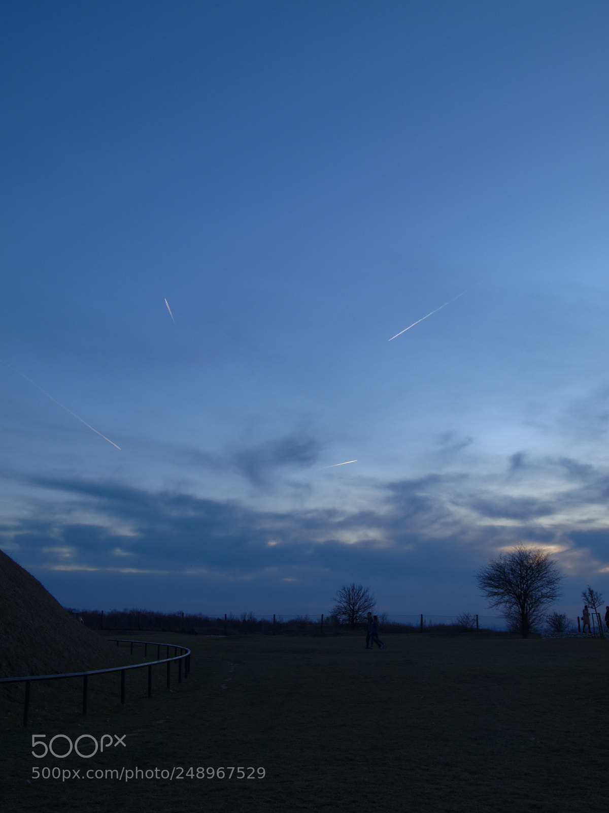 Olympus E-420 (EVOLT E-420) sample photo. Plane crossing photography