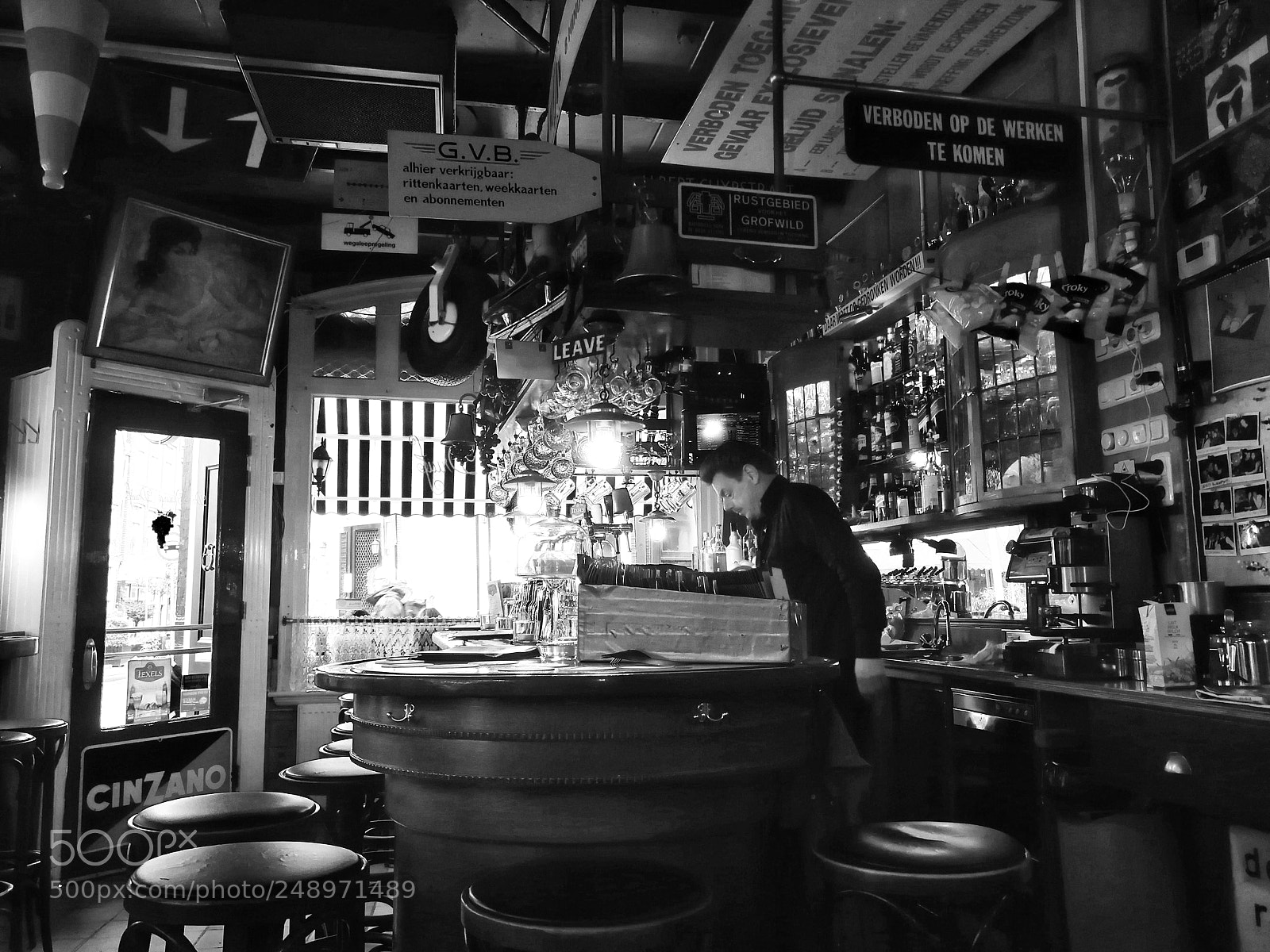 HUAWEI P10 Plus sample photo. Bar b&w photography