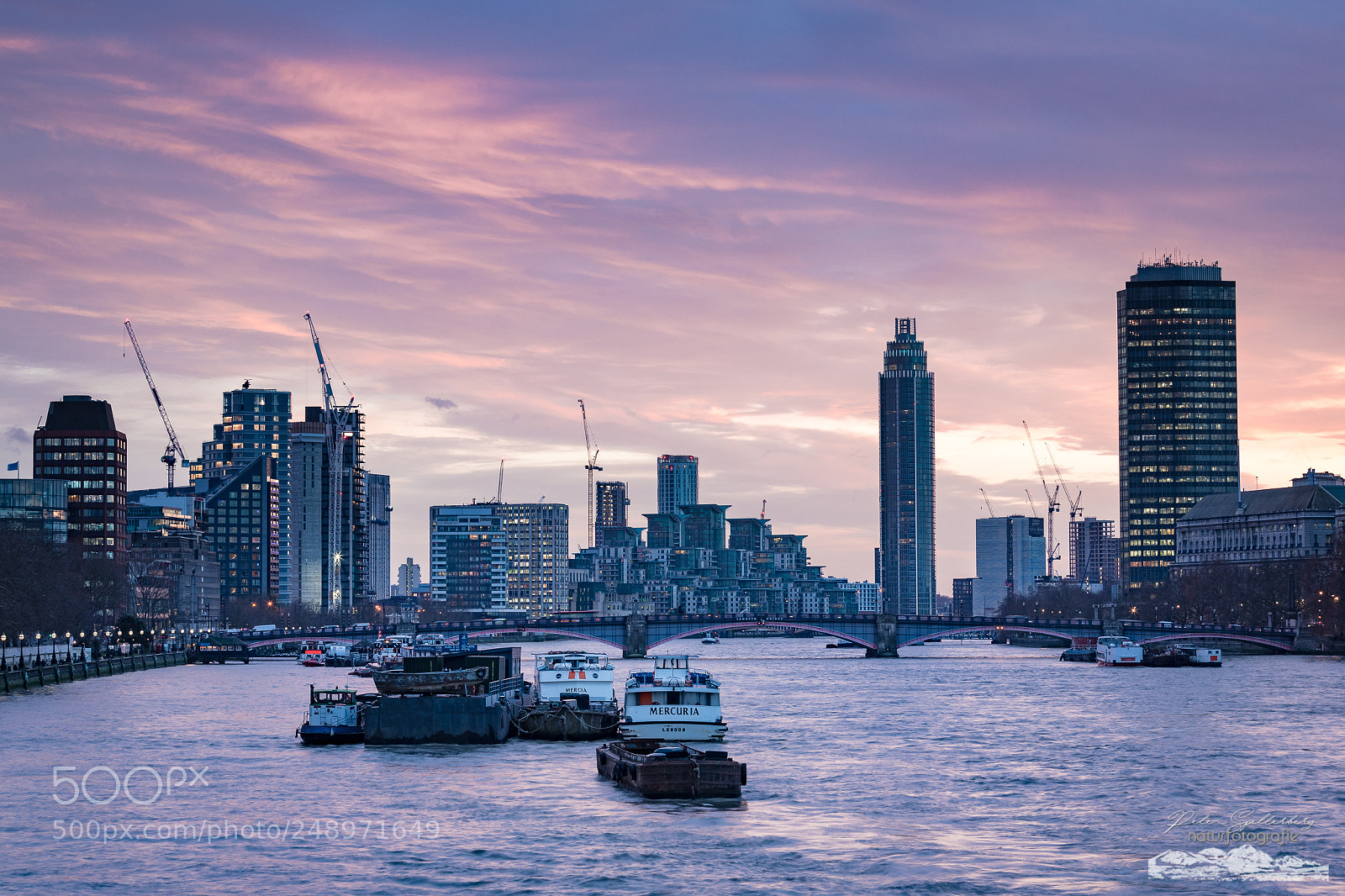 Canon EOS 5D Mark IV sample photo. London evening mood photography