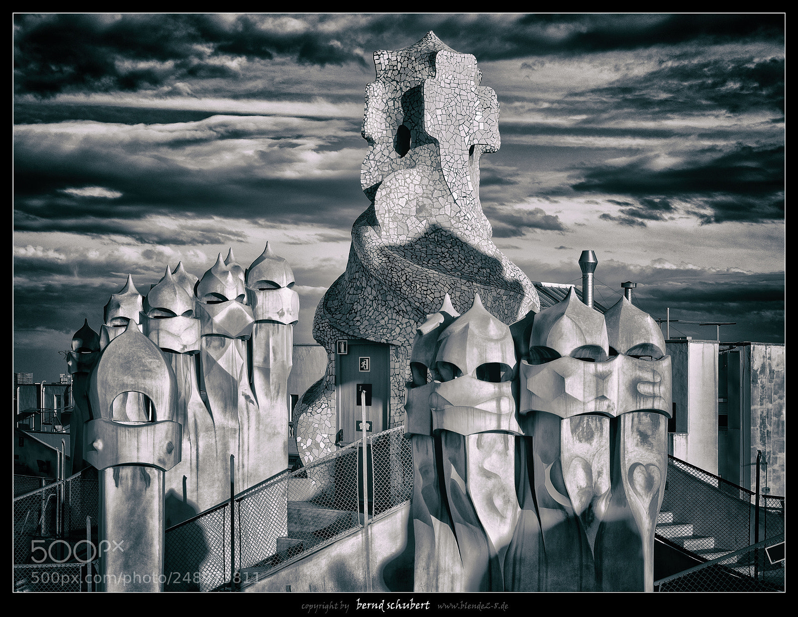 Olympus OM-D E-M5 sample photo. Casa milá photography