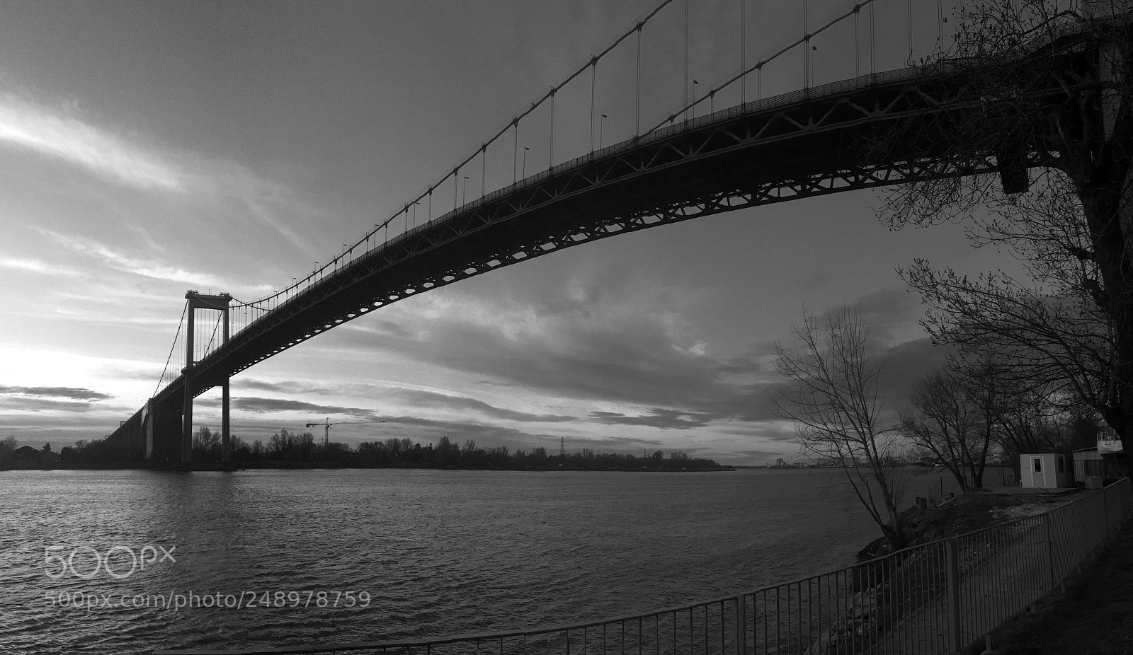 Apple iPhone SE sample photo. Sous le pont d'aquitaine photography