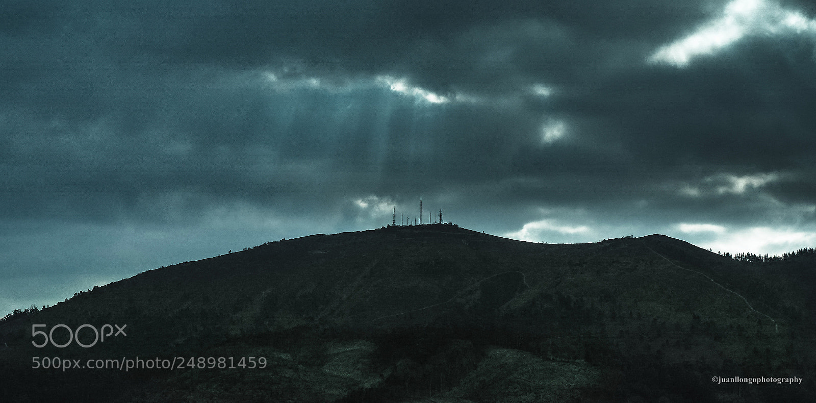Olympus OM-D E-M10 II sample photo. Luz entre las nubes photography