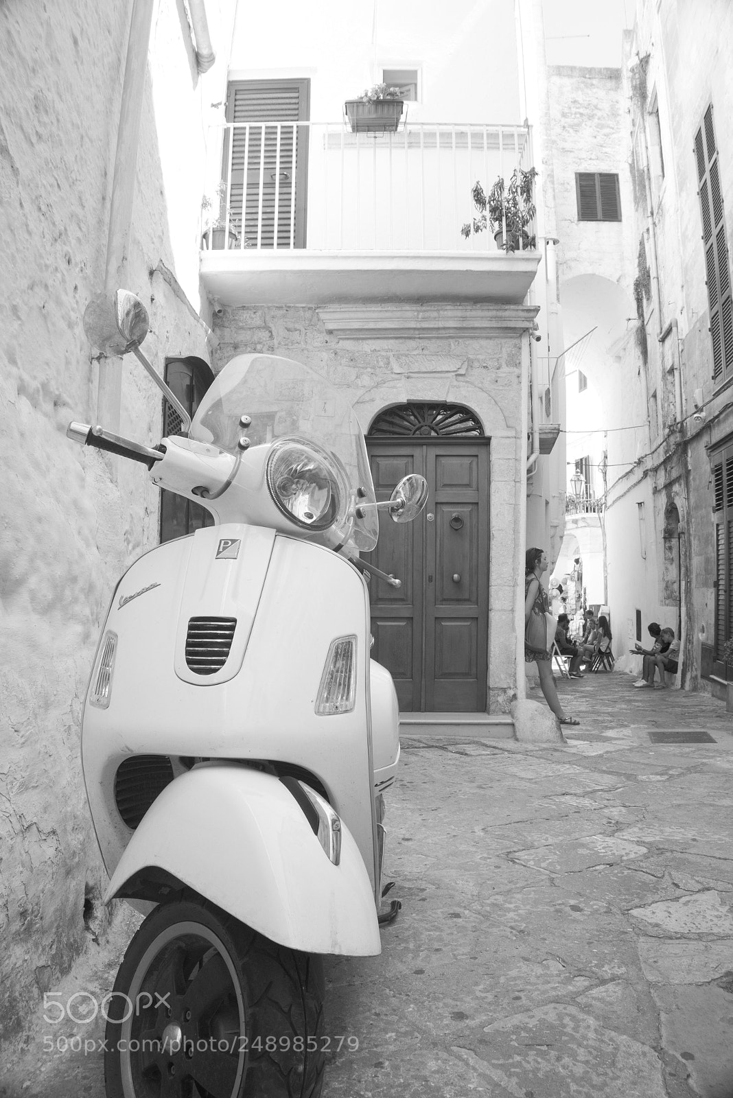 Sony Alpha a5000 (ILCE 5000) sample photo. Vespa in the alley photography