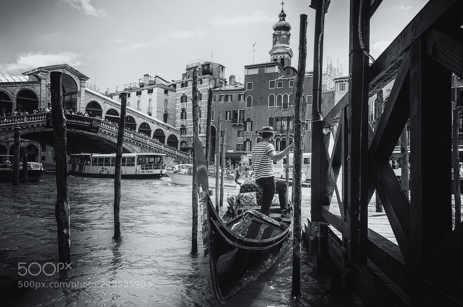 Nikon D90 sample photo. Docking at rialto bridge photography