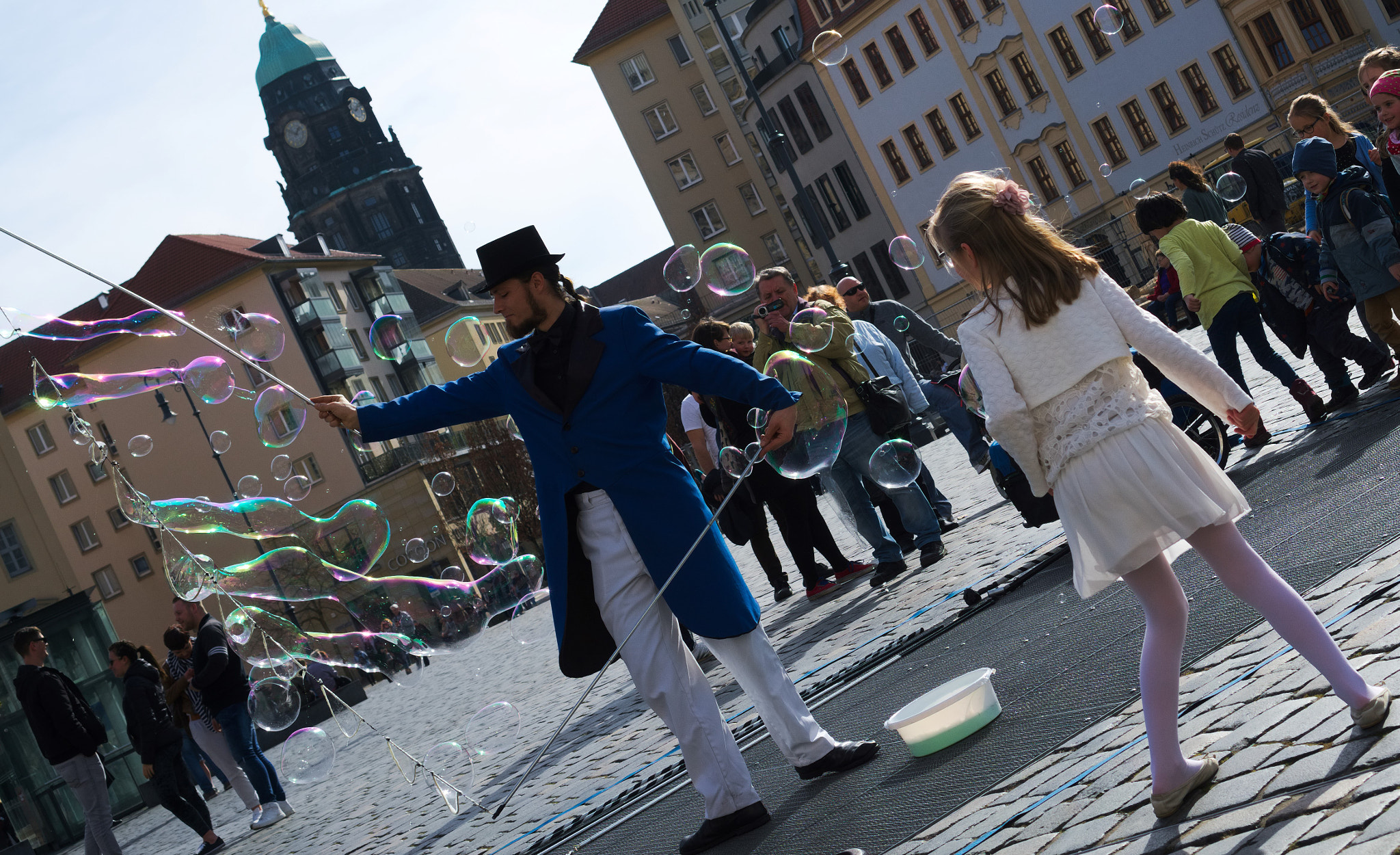 Sony a6000 + Sony E 35mm F1.8 OSS sample photo. Bursting bubbles in the street photography