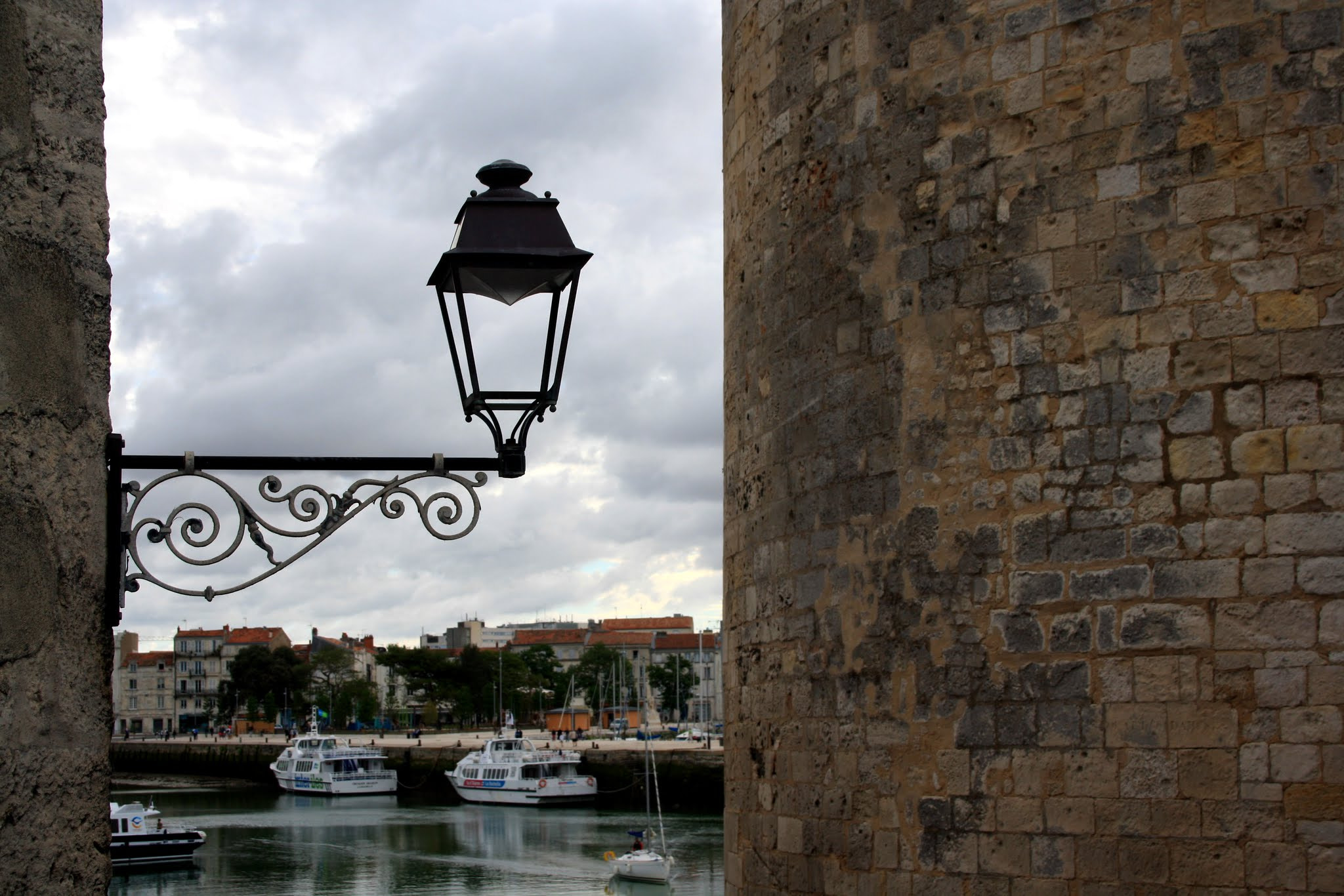 Canon EF-S 18-55mm F3.5-5.6 II sample photo. Rue vers le port photography